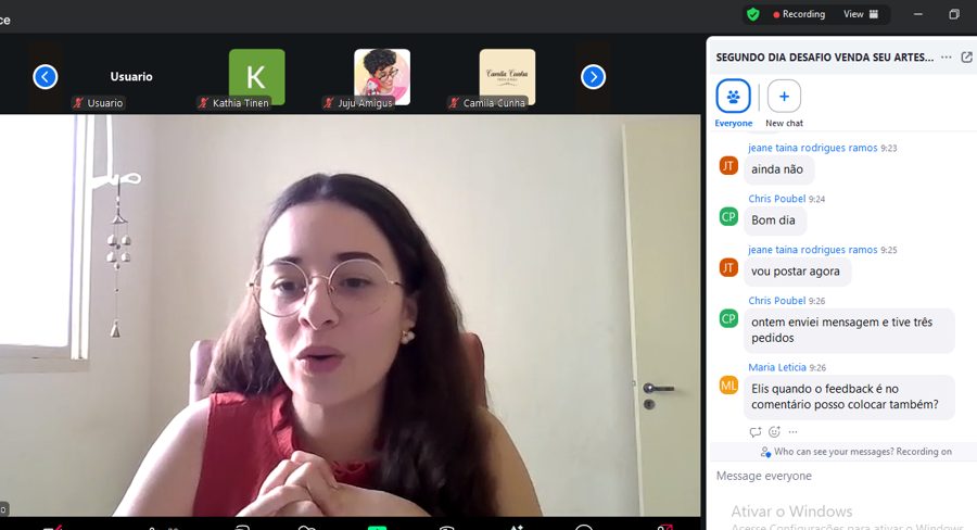 Elis ao vivo no desafio, com o chat das participantes ao lado